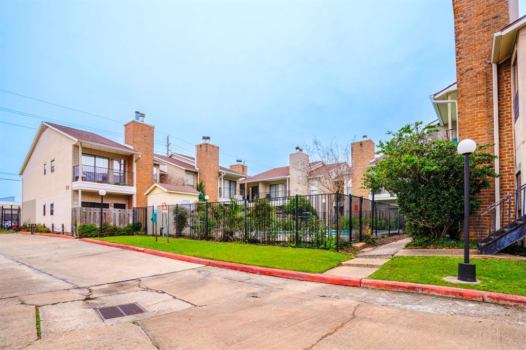 1818 Augusta Dr in Houston, TX - Building Photo