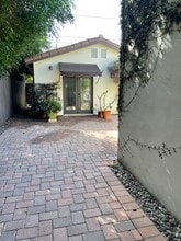 153 S La Peer Dr, Unit Charming Guesthouse in Beverly Hills, CA - Foto de edificio - Building Photo