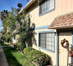 1007 Lloyd St in Lodi, CA - Foto de edificio - Building Photo