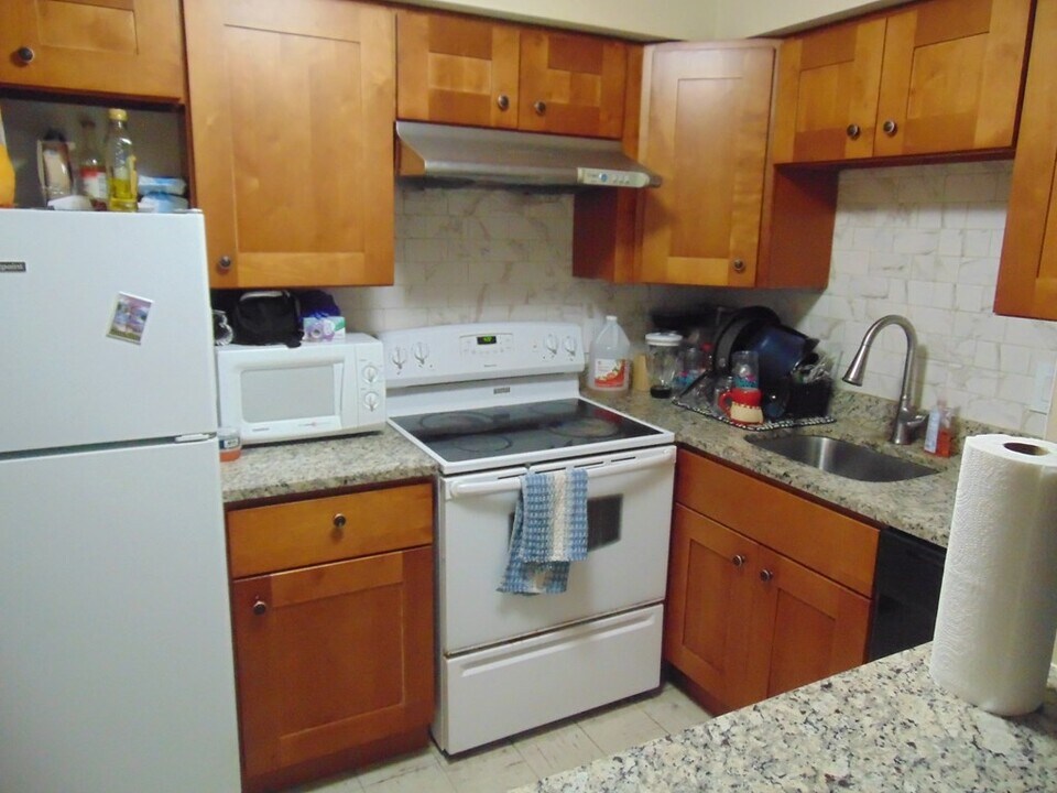 1025 Hancock St in Quincy, MA - Building Photo