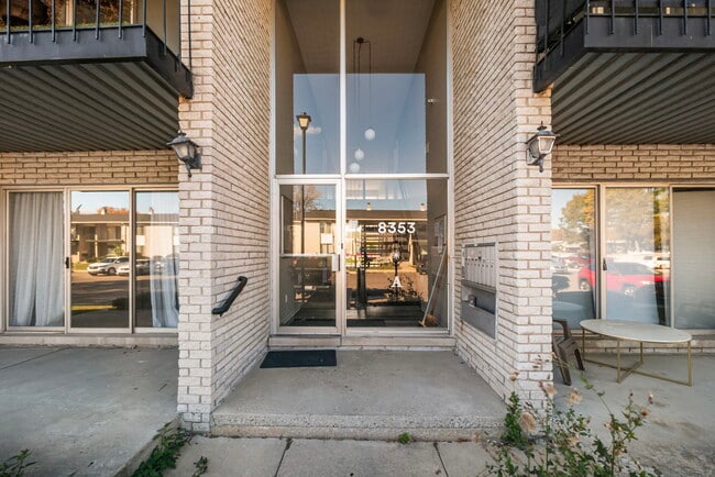 8353 Kennedy Cir, Unit #4 in Warren, MI - Building Photo - Building Photo