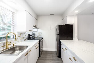 3864 7th Ave N, Unit A in St. Petersburg, FL - Building Photo - Building Photo