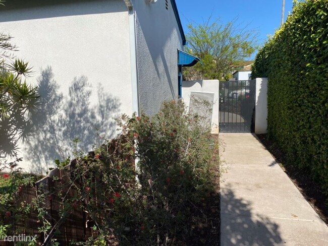 4570 Winona Ave in San Diego, CA - Foto de edificio - Building Photo