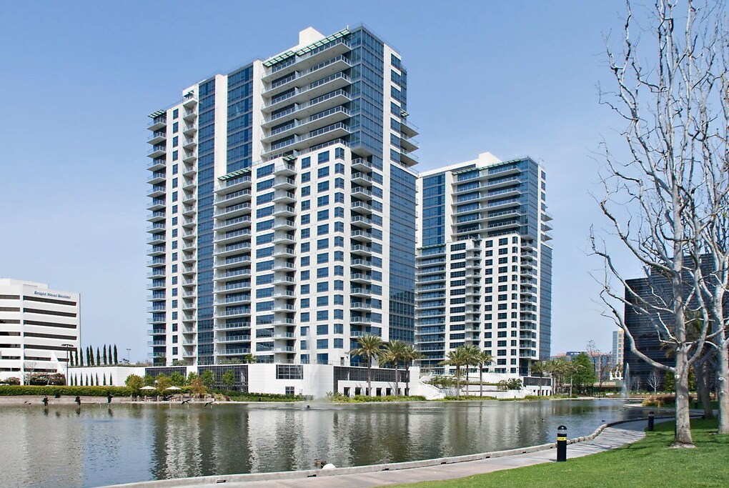 Essex Skyline at MacArthur Place in Santa Ana, CA - Foto de edificio