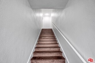 5319 1/2 Normandie Ave, Unit 325 in Los Angeles, CA - Building Photo - Building Photo