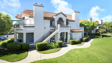 Vista Del Lago in Mission Viejo, CA - Foto de edificio - Building Photo