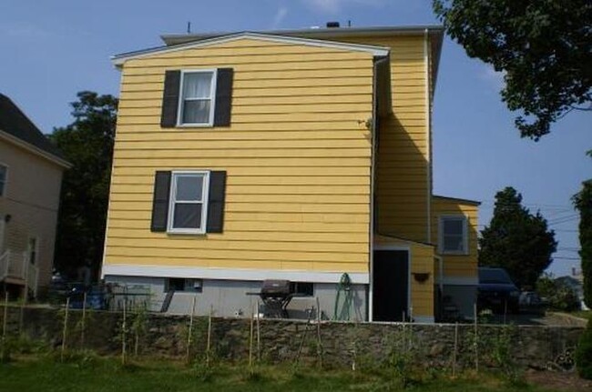12 Third School St in Bristol, RI - Building Photo - Building Photo