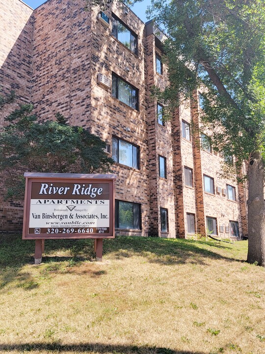 River Ridge Apartments in Redwood Falls, MN - Building Photo