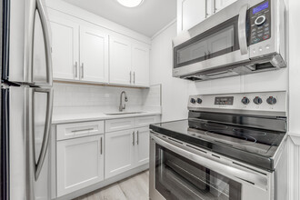 2511 NE Pine Ave in Jensen Beach, FL - Building Photo - Building Photo