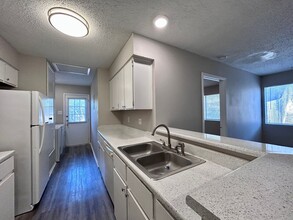 9904 Hundred Oaks Cir-Unit -B in Austin, TX - Building Photo - Building Photo