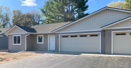 122-124 Hickory Ln in Eau Claire, WI - Building Photo - Building Photo