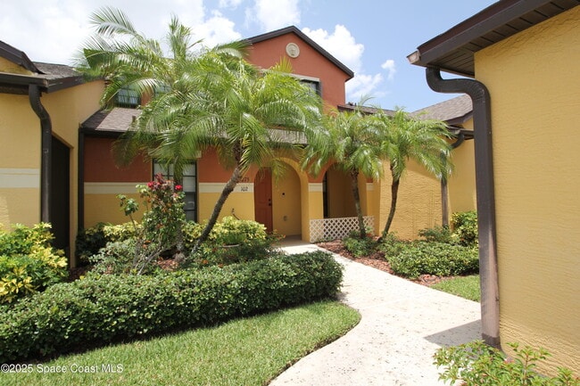 1075 Luminary Cir in Melbourne, FL - Building Photo - Building Photo