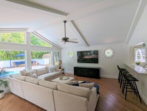 43 Scotts Landing Rd in Southampton, NY - Building Photo - Building Photo