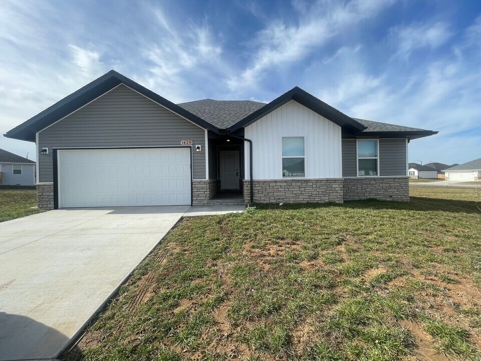 1420 Drayton Ct in Republic, MO - Building Photo