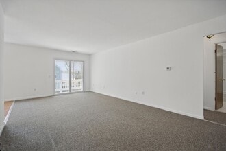 201 Commons Way in Fishkill, NY - Building Photo - Building Photo