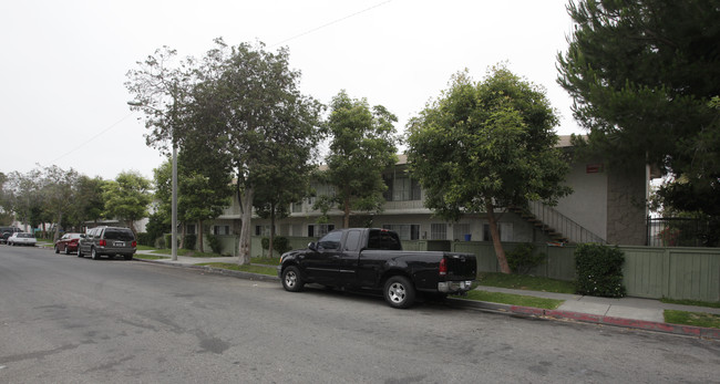 De Anza Plaza Apartments in Anaheim, CA - Building Photo - Building Photo