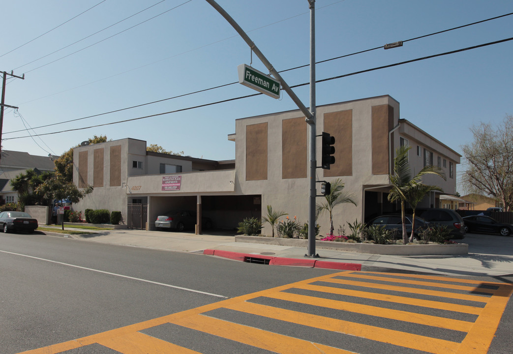 4207 Manhattan Beach Blvd in Lawndale, CA - Building Photo