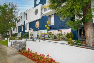 Chateau Lakeside Apartments in Van Nuys, CA - Foto de edificio - Building Photo