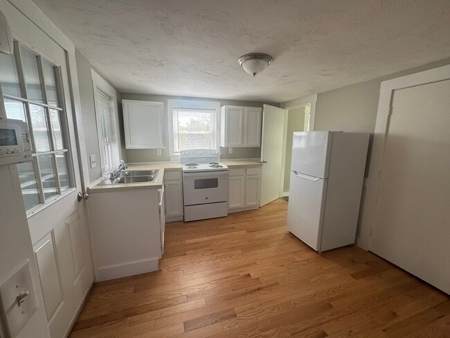 34 Plymouth St, Unit 2R in Pembroke, MA - Foto de edificio - Building Photo