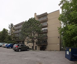 684 Queen St in Newmarket, ON - Building Photo