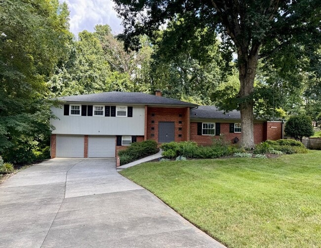 501 Forestdale Dr in Jamestown, NC - Building Photo - Building Photo