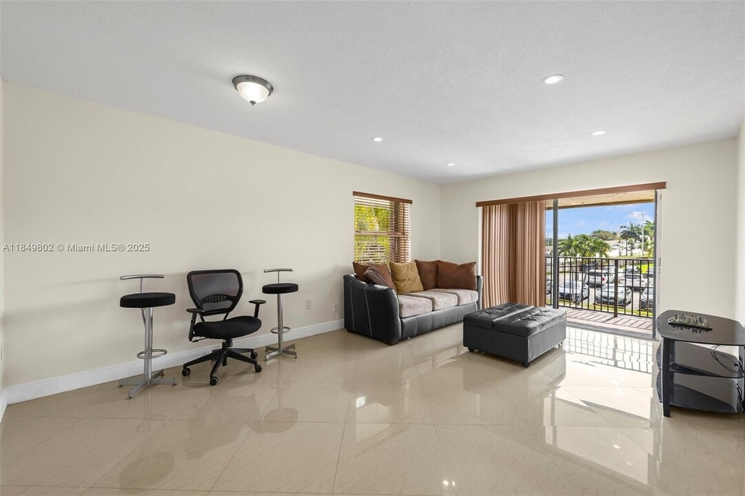 10401 SW 108th Ave in Miami, FL - Building Photo