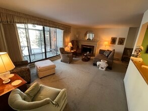 6302 Mineral Point Rd in Madison, WI - Foto de edificio - Building Photo