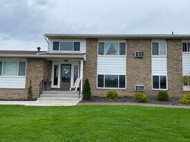 11 Winston Dr in Greece, NY - Building Photo