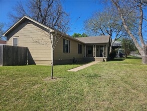 503 W 12th St in Taylor, TX - Building Photo - Building Photo