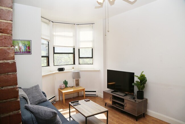 366 Dorchester St, Unit 6 in Boston, MA - Building Photo - Building Photo