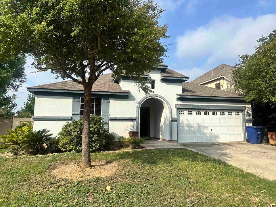 2801 Braids Dr in Laredo, TX - Building Photo