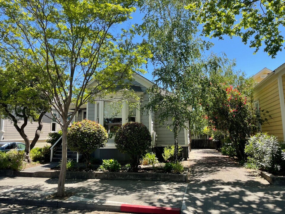 122 University Ave in Los Gatos, CA - Building Photo