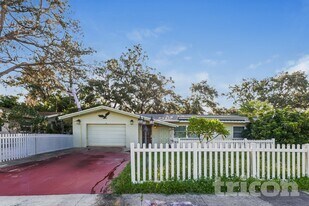 1745 Woodridge Dr in Clearwater, FL - Building Photo