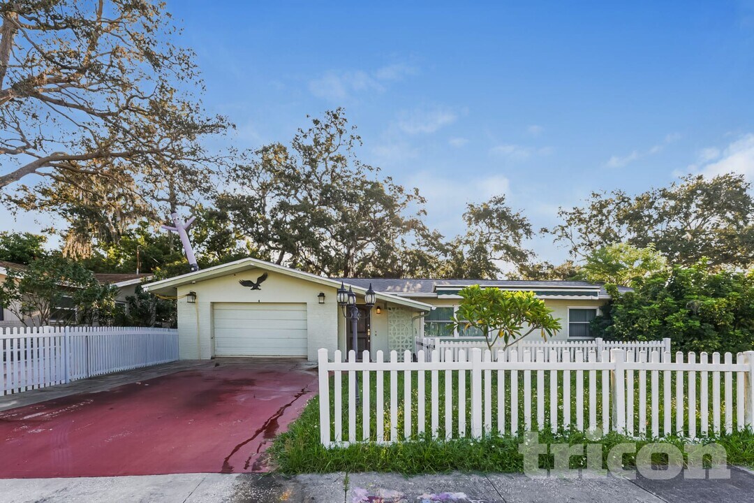 1745 Woodridge Dr in Clearwater, FL - Foto de edificio