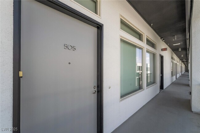 2775 W Pebble Rd in Las Vegas, NV - Foto de edificio - Building Photo
