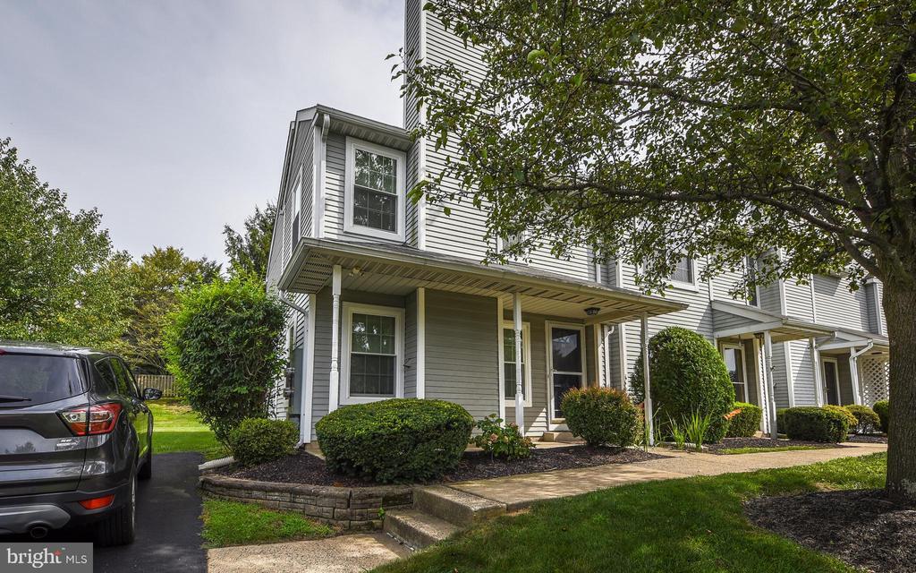 11 Eaton Ct in Newtown, PA - Building Photo