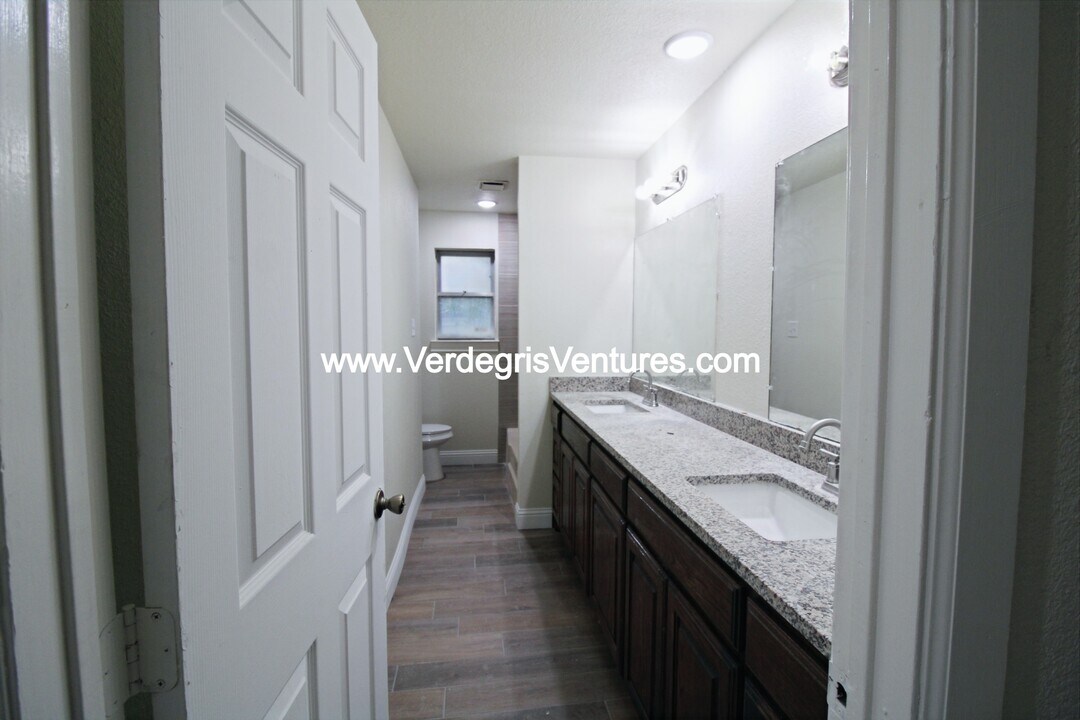 805 Kelley Dr in Everman, TX - Building Photo