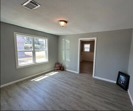 1 N Van Buren St, Unit C in San Angelo, TX - Building Photo - Building Photo