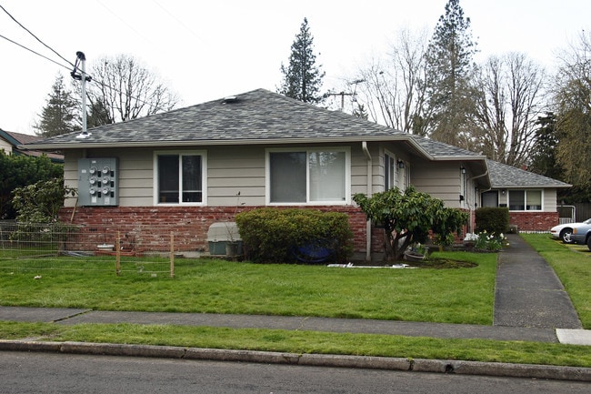 5795 SW Tucker Ave in Beaverton, OR - Foto de edificio - Building Photo