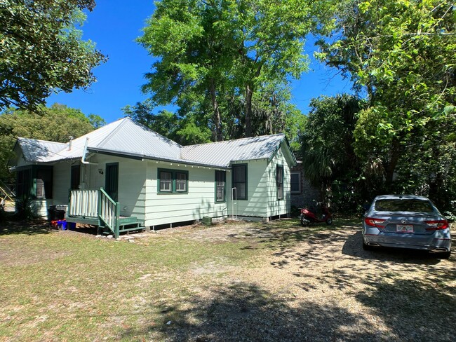 927 NW 5th Ave in Gainesville, FL - Foto de edificio - Building Photo