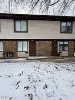 2358 Echo Valley Dr in Stow, OH - Building Photo