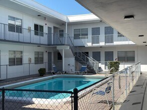 30 SE 4th Ave in Hallandale Beach, FL - Building Photo - Building Photo