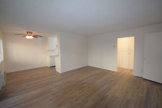 6115 Whitsett Ave, Unit 109 in Los Angeles, CA - Foto de edificio - Building Photo