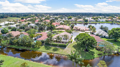 2022 Sunderland Ave in Wellington, FL - Foto de edificio - Building Photo