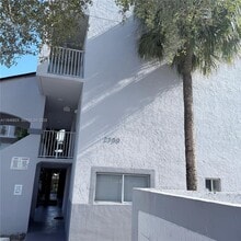 2750 W 76th St in Hialeah, FL - Foto de edificio - Building Photo