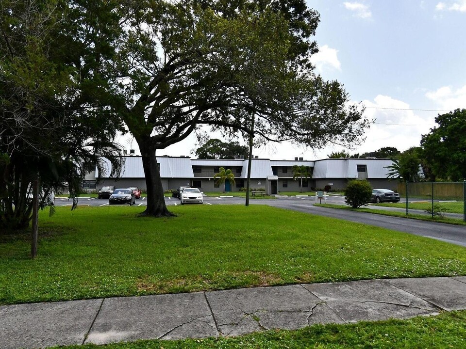 2516 S 19th St in Fort Pierce, FL - Building Photo