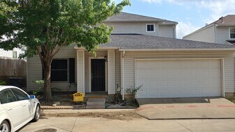 1106 Nueva Leon Plaza in Dallas, TX - Building Photo