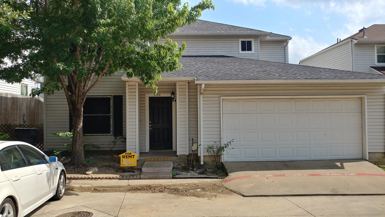 1106 Nueva Leon Plaza in Dallas, TX - Building Photo