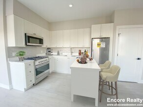 172 Green St, Unit 1 in Boston, MA - Foto de edificio - Building Photo