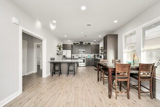 1326 Hussion St in Houston, TX - Foto de edificio - Building Photo